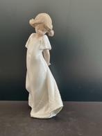 NAO Lladro Shy Girl / Chica Timida (Reyshof), Antiek en Kunst, Antiek | Porselein