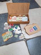 Oude Postzegelcollectie in Houten Doos, Ophalen of Verzenden, Nederland en Buitenland