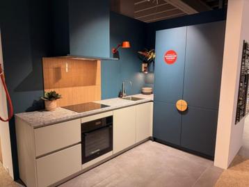 Showroomkeuken Mira Kiezelgrijs / Savino Diepblauw € 3.890,- beschikbaar voor biedingen