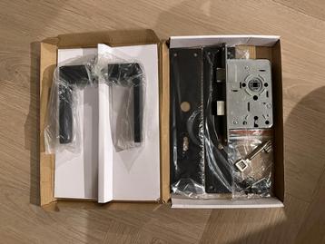 Deurkruk op schild met sleutelgat incl. dag- en nachtslot beschikbaar voor biedingen