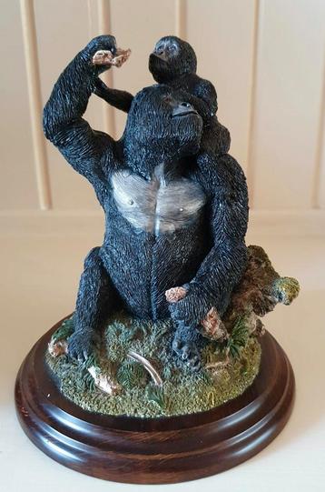 Country Artists Beeld: Gorilla met Jong beschikbaar voor biedingen