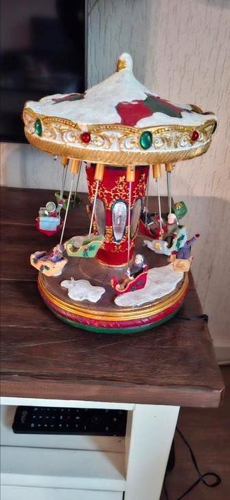 Oude zweefmolen met verlichting en muziek beschikbaar voor biedingen