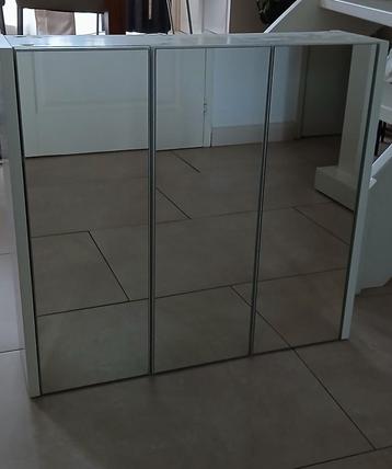 Badkamer wastafelhangkast met 3 spiegels en 3 deurtjes beschikbaar voor biedingen