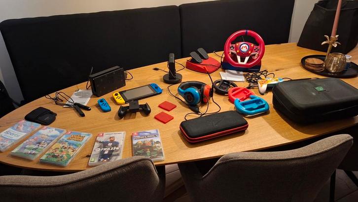 Nintendo switch incl.5 spellen, controllers, laadstation etc, Spelcomputers en Games, Spelcomputers | Nintendo Switch, Zo goed als nieuw