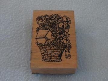 Mooie houten stempel met mand met bloemen en envelop beschikbaar voor biedingen
