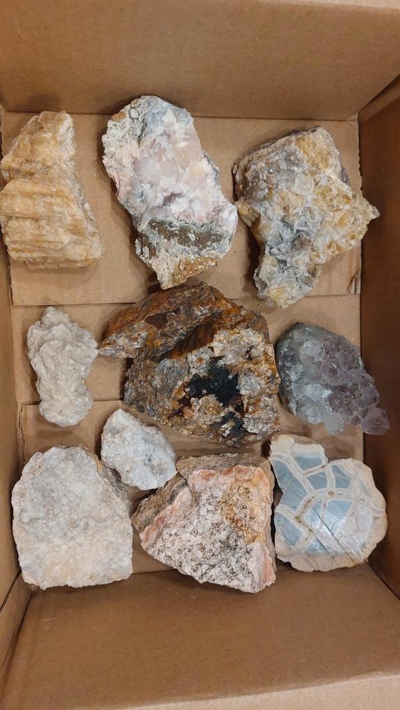 Doos met mineralen amethist aragoniet calciet septaria enz ., Verzamelen, Mineralen en Fossielen, Mineraal, Ophalen of Verzenden
