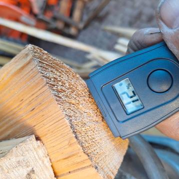 Droog open haard hout of kachelhout of vuurkorf  beschikbaar voor biedingen