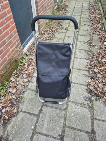 Zwarte boodschappenkar met driehoek wielen beschikbaar voor biedingen