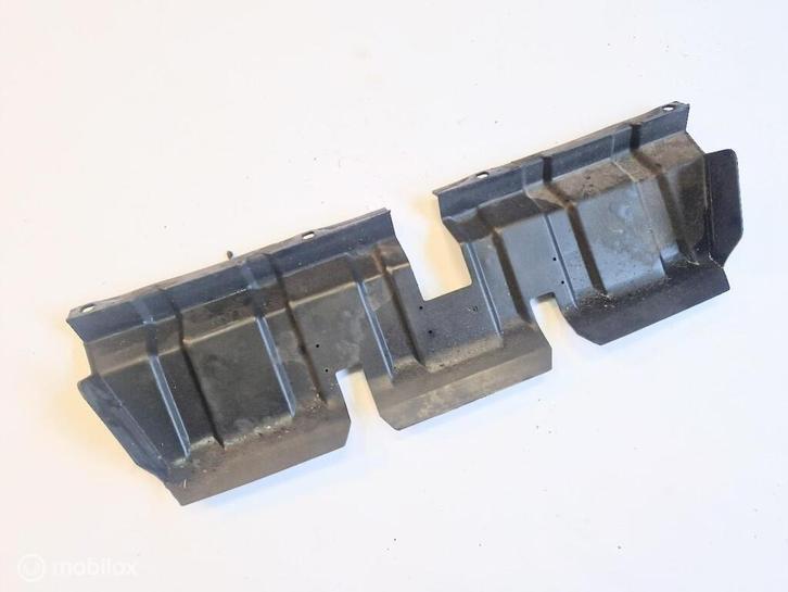 Luchtgeleiding front Volvo 240 Inj. ('82-'94) 1304442, Auto-onderdelen, Accu's en Toebehoren, Volvo, Gebruikt, Ophalen of Verzenden