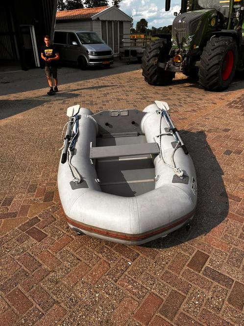 rubberboot 2,6 m met 2.5 pk suzuki, Watersport en Boten, Bootonderdelen, Zo goed als nieuw, Overige typen, Motorboot, Ophalen