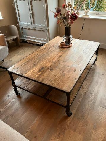 Mooie houten salontafel beschikbaar voor biedingen