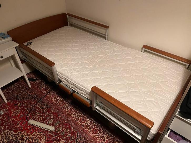 Medisch Verstelbaar Bed met matras, Huis en Inrichting, Slaapkamer | Bedden, Gebruikt, Eenpersoons, 90 cm, 200 cm, Metaal, Bruin