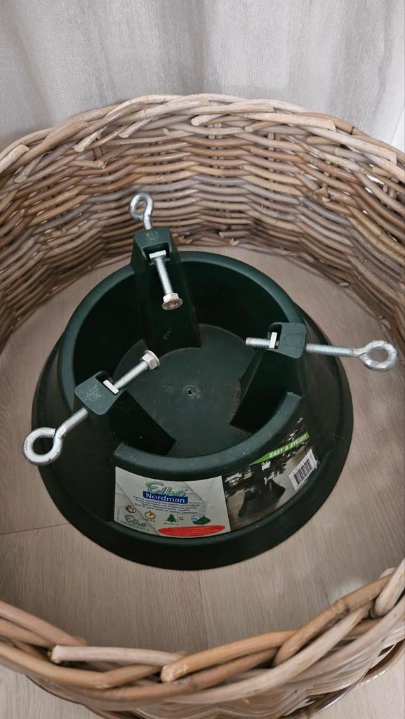 Kerstboom standaard en mand - samen te koop!, Huis en Inrichting, Woonaccessoires | Schalen en Manden, Gebruikt, Mand, Rond, Riet