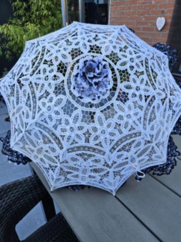 Prachtige vintage bruiloft kanten parasol met houten handvat beschikbaar voor biedingen