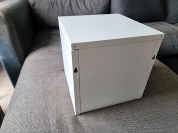 2 IKEA Lixhult kastjes om op te hangen beschikbaar voor biedingen