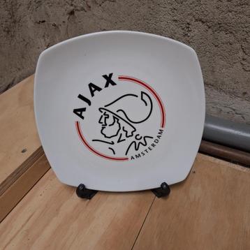 Bord met Ajax logo beschikbaar voor biedingen