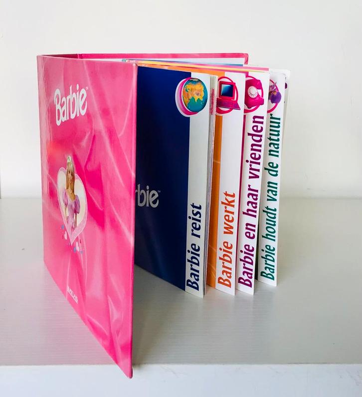 Mooi vintage Barbie boek, ringband van Atlas 1998, Verzamelen, Poppen, Gebruikt, Ophalen of Verzenden
