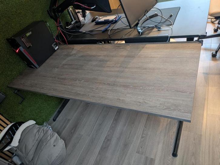 In hoogte verstelbaar bureau, Huis en Inrichting, Bureaus, Zo goed als nieuw, In hoogte verstelbaar, Ophalen