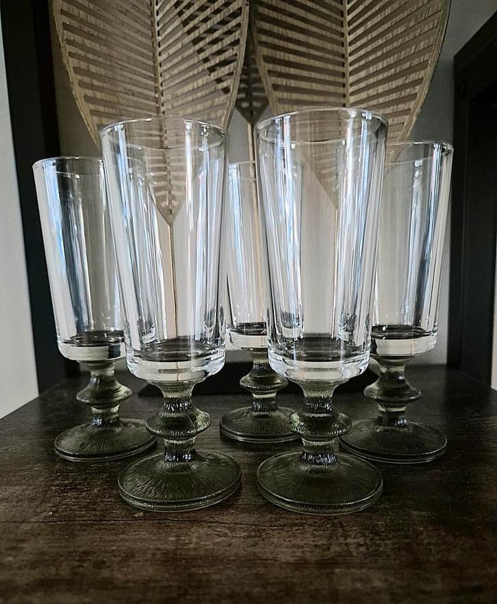 5 Vintage glazen op mosgroene voet, Verzamelen, Glas en Borrelglaasjes, Zo goed als nieuw, Overige typen, Ophalen of Verzenden
