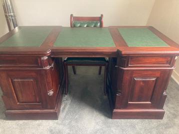 Antiek Engels bureau koloniaal hout met bijpassende stoel  beschikbaar voor biedingen