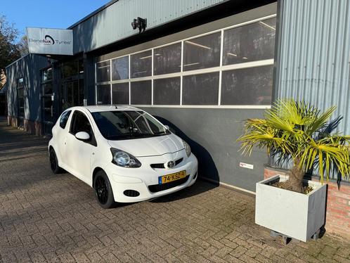 Toyota Aygo  1.0 - 12v wit 3-deurs airco 180 DKM comfort LM, Auto's, Toyota, Bedrijf, Aygo, ABS, Airbags, Bluetooth, Boordcomputer