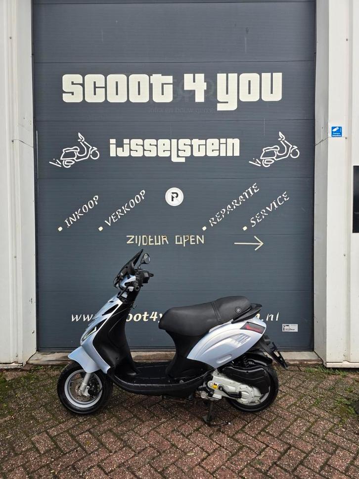 PIAGGIO ZIP 4T 2V RS-1 SILVERLINE FULL OPTION GARANTIE!, Fietsen en Brommers, Scooters | Piaggio, Zo goed als nieuw, Zip, Benzine