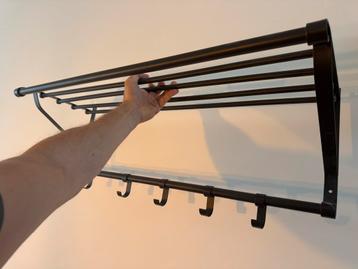 Metalen wandkapstok met hoedenplank en haken – zwart beschikbaar voor biedingen