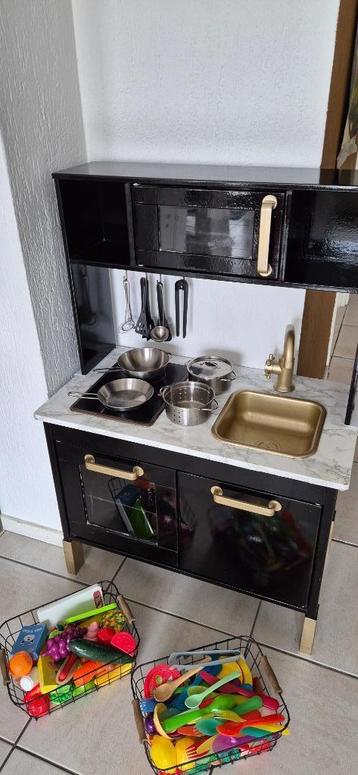 Ikea keukentje met diverse keukenspullen beschikbaar voor biedingen