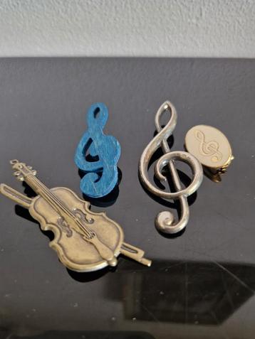 Allerlei leuke muziek broches.    beschikbaar voor biedingen