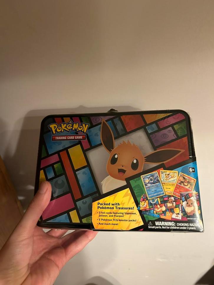 2021 Eevee Collector Chest, Hobby en Vrije tijd, Verzamelkaartspellen | Pokémon, Nieuw, Losse kaart, Foil, Ophalen of Verzenden