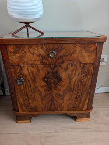 Art Deco Notenhouten Nachtkastje met Glasplaat beschikbaar voor biedingen