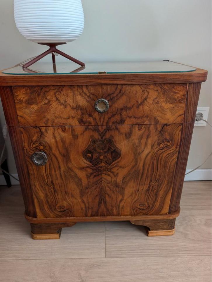 Art Deco Notenhouten Nachtkastje met Glasplaat, Huis en Inrichting, Kasten | Dressoirs, Gebruikt, Minder dan 50 cm, 25 tot 50 cm