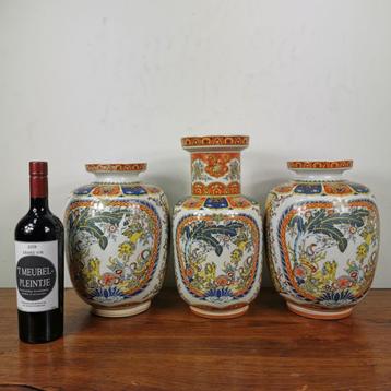 Vintage Oosters kaststel. Drie oosterse vazen porselein  beschikbaar voor biedingen