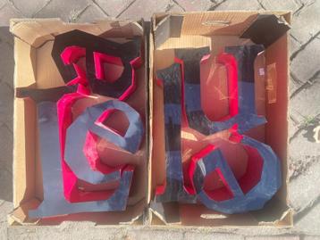 Lichtreclame letters beschikbaar voor biedingen