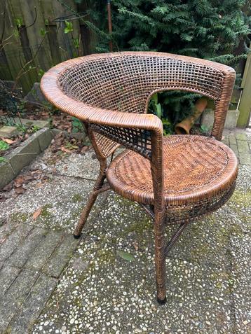 Bruine rotan stoel in een nog goede staat beschikbaar voor biedingen