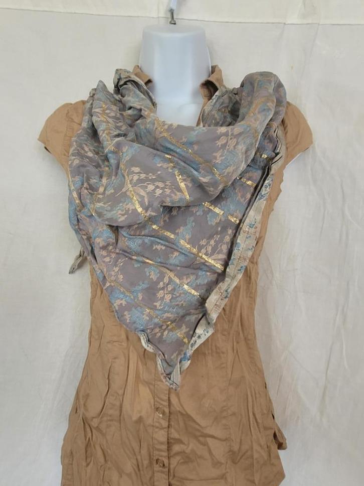 Mooie glanzende driehoeks sjaal blauw-grijs 130x64 cm, Kleding | Dames, Mutsen, Sjaals en Handschoenen, Zo goed als nieuw, Sjaal