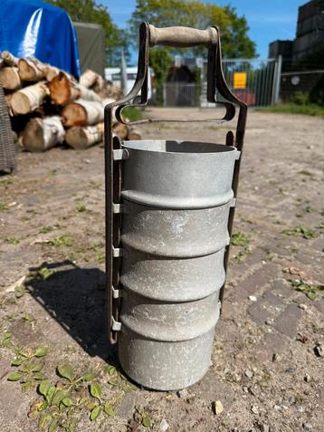 Oude zinken gamelle beschikbaar voor biedingen