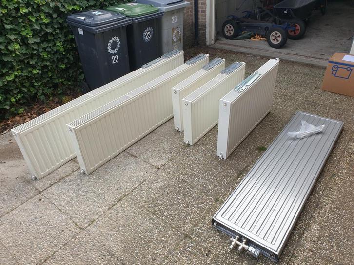 Radson radiatoren wit + een grijze, Doe-het-zelf en Verbouw, Verwarming en Radiatoren, Zo goed als nieuw, Radiator, 30 tot 80 cm