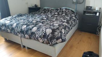 GRATIS boxspring met achterwand beschikbaar voor biedingen