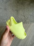 Adidas yeezy slides infant neon 25, Ophalen of Verzenden, Zo goed als nieuw, Jongetje of Meisje, Schoentjes