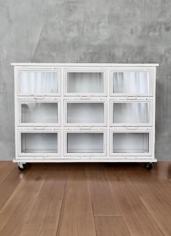 Vintage metalen vitrinekast met 9 glazen klapdeurtjes, Huis en Inrichting, Kasten | Vitrinekasten, Gebruikt, 100 tot 150 cm, 100 tot 150 cm