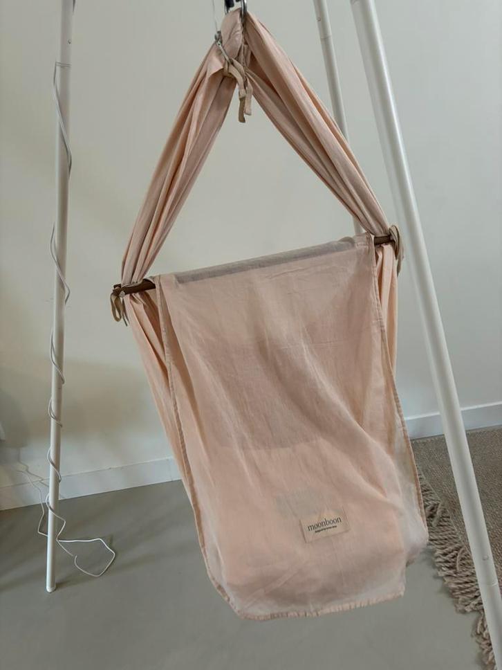 Moonboon hangmat met motor en driepoot (roze), Kinderen en Baby's, Babywiegjes en Ledikanten, Zo goed als nieuw, Ledikant, Ophalen