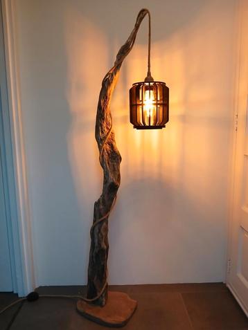 Landelijke staande lamp van boomstam drijfhout  beschikbaar voor biedingen