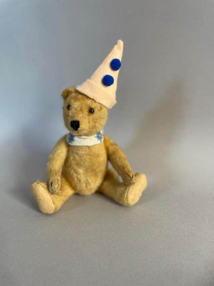 Klein antiek Steiff beertje met pierrot mutsje 20 cm lang, Antiek en Kunst, Antiek | Speelgoed, Ophalen of Verzenden