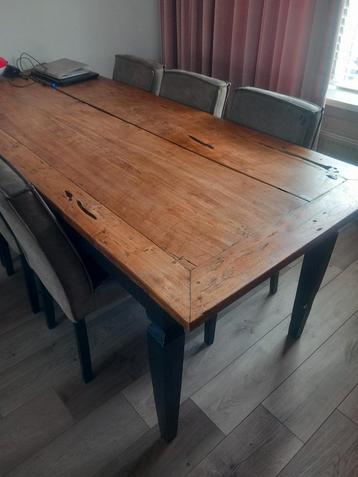 Houten Eettafel met Robuuste Uitstraling beschikbaar voor biedingen