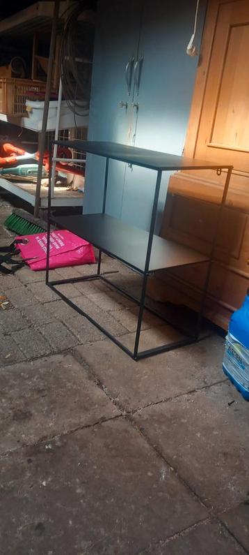 Metalen kast beschikbaar voor biedingen