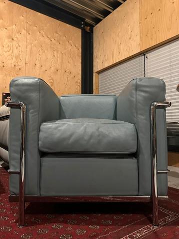 Cassina LC2. Baby blauw grijs. Zgan. 2x beschikbaar voor biedingen