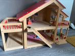 Pintoy houten poppenhuis met spulletjes (zie foto’s), Ophalen, Gebruikt