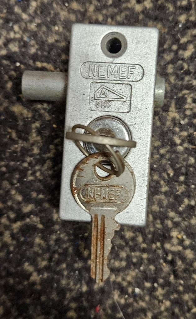 NEMEF metalen oplegslot met twee sleutels, Ophalen of Verzenden, Gebruikt