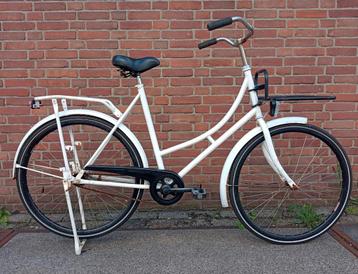 Witte omafiets, werkend voor- en achterlicht beschikbaar voor biedingen